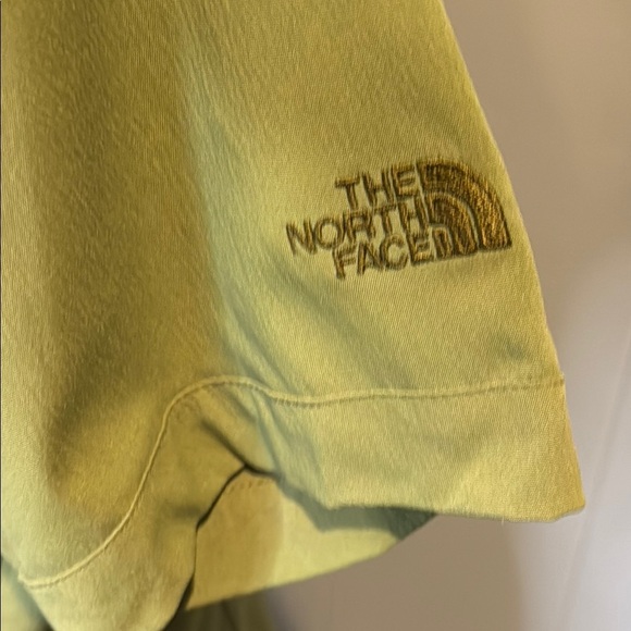 The North Face Women’s Medium Green Fitted Short Sleeve Notched Collar Shirt - Picture 3 of 5